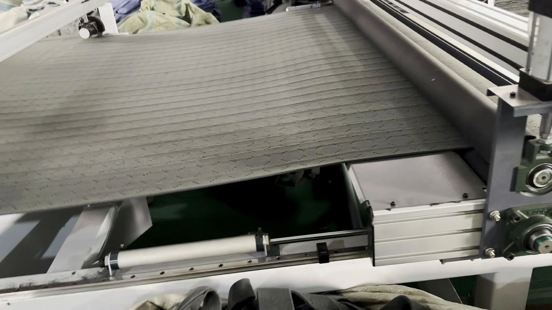 Fabric feeding and alignment on the line