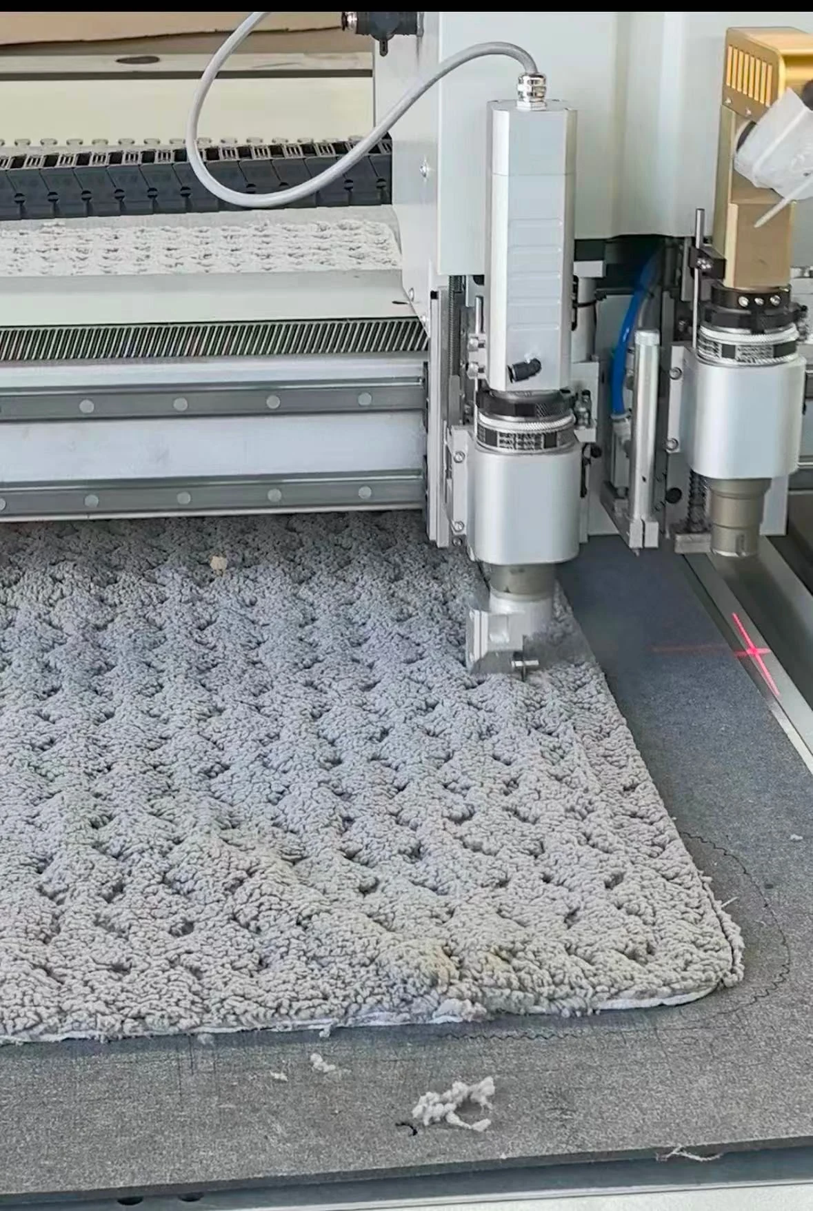 Automated cutting head working on a rounded blanket corner