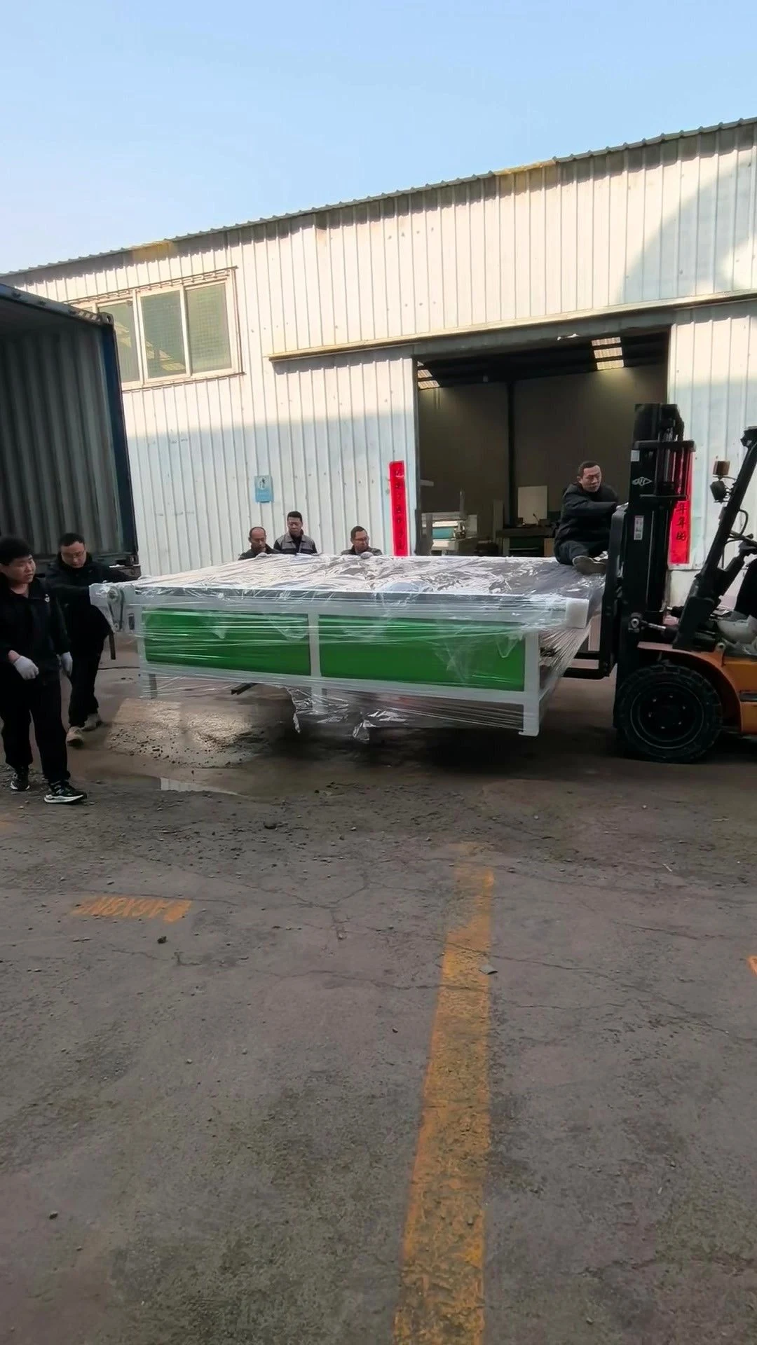 Machinery loading for international shipment